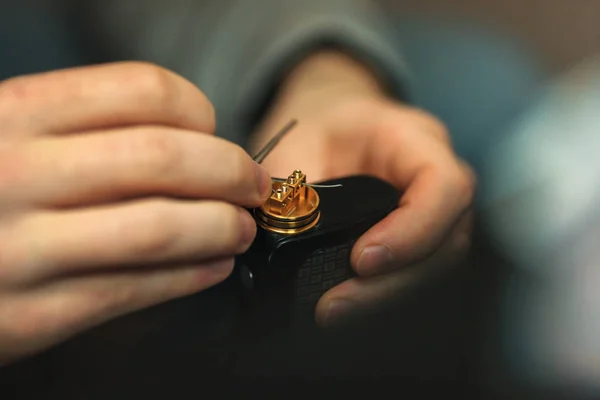 Vape satış sonrası hizmet elektronik sigara. Erkek el e-cig bobinleri düzenleyen.