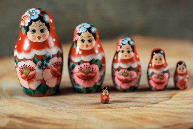 Matryoshka aile. Rus bebek ahşap bir masa üzerinde. Matrioska sanat.