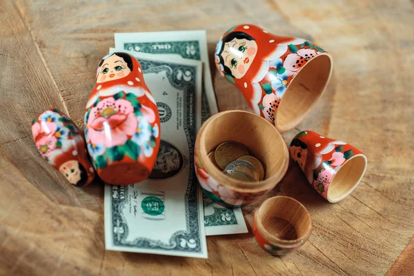 Matryoshka. Rus bebek ile dolar. Kriz para Kasası Anti. Matrioska banka.