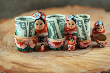 Dolar içinde Rus bebekle. Kriz para Kasası Anti. Matrioska banka.