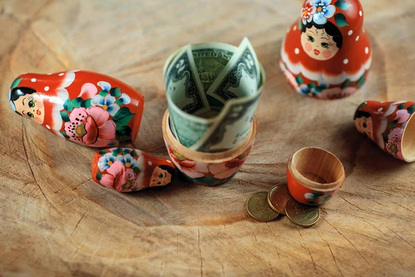 Dolar içinde Rus bebekle. Kriz para Kasası Anti. Matrioska banka.