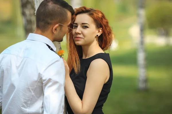 Verliefde paar. Knappe jongen en mooi meisje poseren in de berk grove in het dorp. — Stockfoto