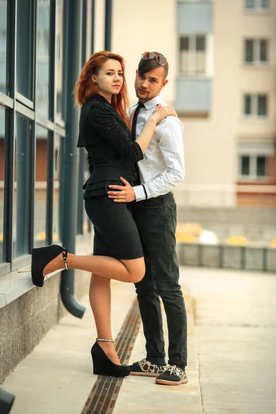 Ερωτευμένο ζευγάρι. Όμορφος άντρας και όμορφη κοπέλα ποζάρει απέναντι από το σύγχρονο αστικό φόντο. — Φωτογραφία Αρχείου