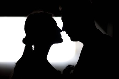 Bir kaç içinde aşk silüeti. Siyah ve beyaz fotoğraf.