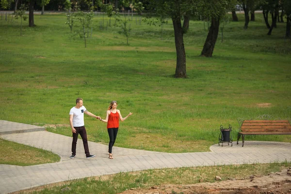 愛情のあるカップルは、日当たりの良い夏の日に都市公園を散歩します。少年と少女。トップ ビュー. — ストック写真
