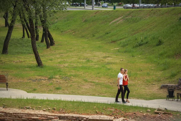 Una pareja de enamorados pasea por el parque de la ciudad en un soleado día de verano. Un niño y una niña. Vista superior . —  Fotos de Stock