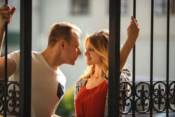 Молодая пара влюбляется у винтажных металлических ворот летом. Мальчик и девочка . — стоковое фото