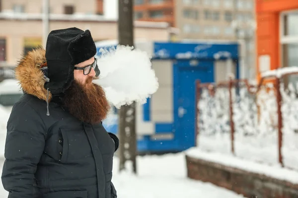 Vape Hombre Barbudo Vida Real Retrato Joven Con Barba Grande —  Fotos de Stock