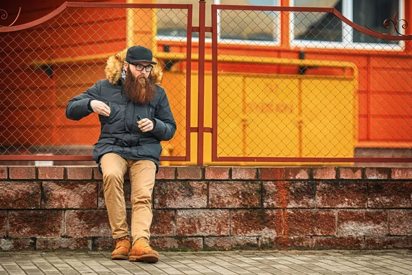 Vape Barbudo Homem Vida Real Retrato Jovem Com Barba Grande — Fotografia de Stock