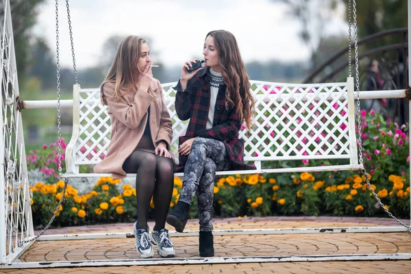 Relazione Bisessuale Lesbiche Giovani Adolescenti Caucasiche Sulla Panchina Strada Autunno — Foto Stock