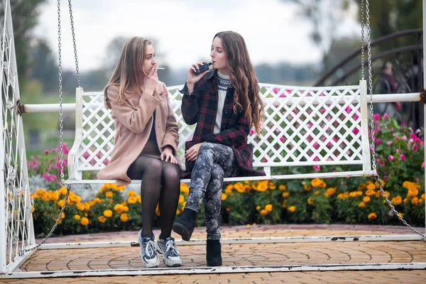 Biseksuele Relatie Lesbische Jonge Blanke Tienermeisjes Straat Herfst Lesbisch Koppel — Stockfoto