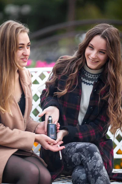 Biseksuele Relatie Lesbische Jonge Blanke Tienermeisjes Straat Herfst Lesbisch Koppel — Stockfoto