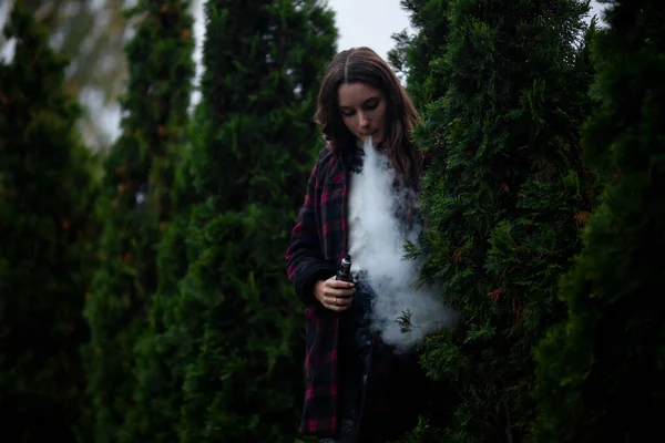 Vape Tiener Jonge Mooie Blanke Meisje Geruite Jas Roken Van — Stockfoto