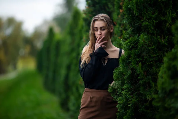 Rook Het Tienerleven Jong Blank Blank Meisje Met Een Probleemhuid — Stockfoto