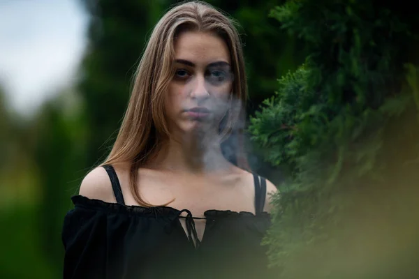 Rauchen Teenager Leben Junges Hübsches Weißes Kaukasisches Mädchen Mit Problemhaut — Stockfoto