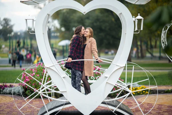 Biseksüel Ilişki Sonbaharda Sokaklarda Genç Beyaz Kızlar Lezbiyen Çift Aşk — Stok fotoğraf