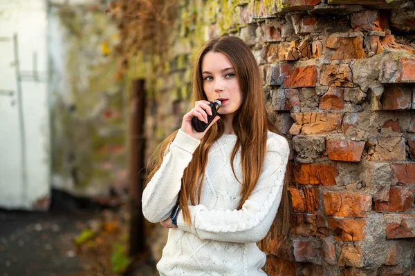 Adolescente Fumante Giovane Ragazza Caucasica Abbastanza Bianca Adolescente Con Pelle — Foto Stock