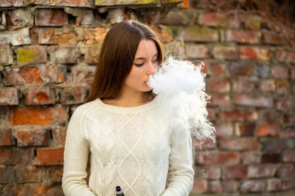 Vaping Teenager Mladý Pěkný Bílý Kavkazský Dospívající Dívka Problémem Kůže — Stock fotografie