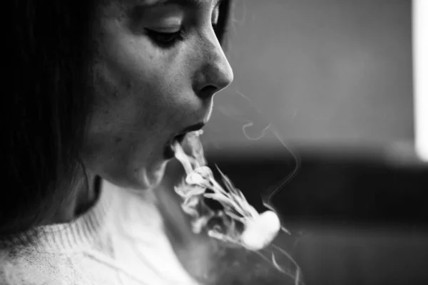 Buharlı Genç Çeride Elektronik Sigara Içen Beyaz Tenli Beyaz Genç — Stok fotoğraf