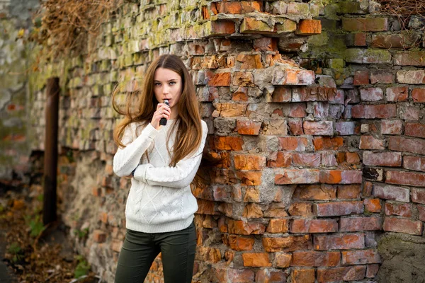 Adolescente Fumante Giovane Ragazza Caucasica Abbastanza Bianca Adolescente Con Problemi — Foto Stock