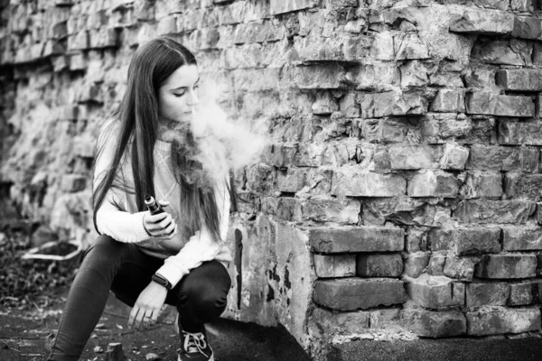 Vaping Teenager Pěkně Bílá Mladá Běloška Problémovou Kůží Která Podzim — Stock fotografie