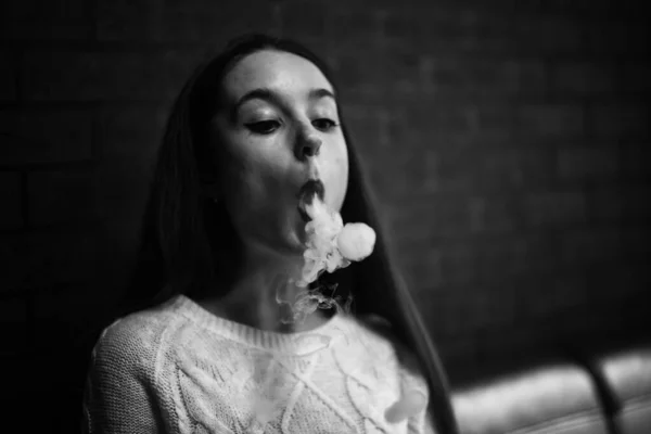 Вейпінг Підліток Молода Красива Біла Дівчина Підліток Проблемною Шкірою Курить — стокове фото