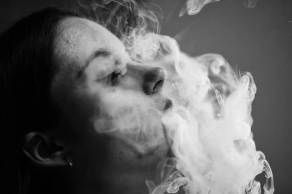 Vaping Teenager Mladý Pěkný Bílý Kavkazský Dospívající Dívka Problémem Kůže — Stock fotografie