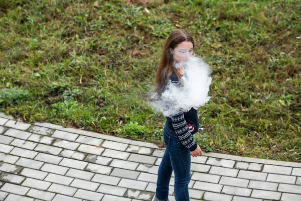 Buharlı Genç Sonbaharda Parkta Sokakta Elektronik Sigara Içen Günlük Kıyafetlerle — Stok fotoğraf