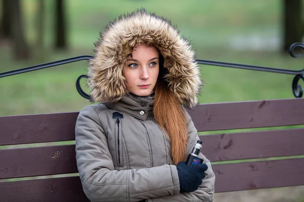 Föräldrande Tonåring Ung Söt Vit Kaukasisk Tonåring Flicka Grön Jacka — Stockfoto
