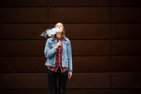 Een Verdampende Tiener Jonge Mooie Blanke Meisje Casual Kleding Roken — Stockfoto