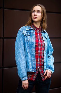 Ergen. Sonbaharda caddede, karanlık modern grupların karşısında günlük kıyafetler giyen beyaz, güzel, beyaz bir kız..