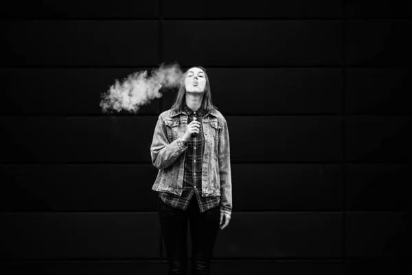 Vaping Teenager Young Pretty White Girl Casual Clothes Smoking Electronic — Stock Photo, Image