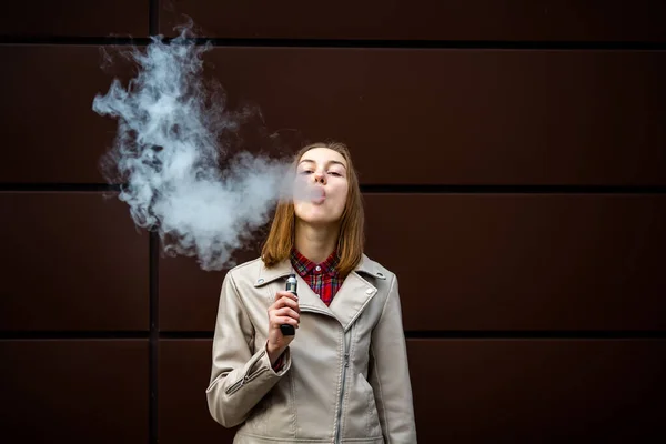 Vaping Teenager Young Pretty White Girl Casual Clothes Smoking Electronic — Stock Photo, Image