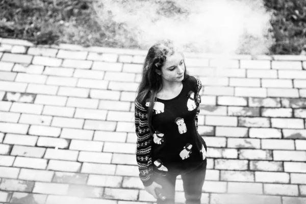 Een Verdampende Tiener Jonge Mooie Blanke Meisje Casual Kleding Roken — Stockfoto