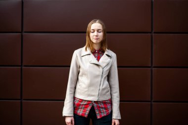 Duygular. Üzgünsün. Ergen. Sıradan kot ceketli beyaz, genç, güzel beyaz kız sonbaharda caddede koyu renkli, modern bir grupla karşılaşıyor..