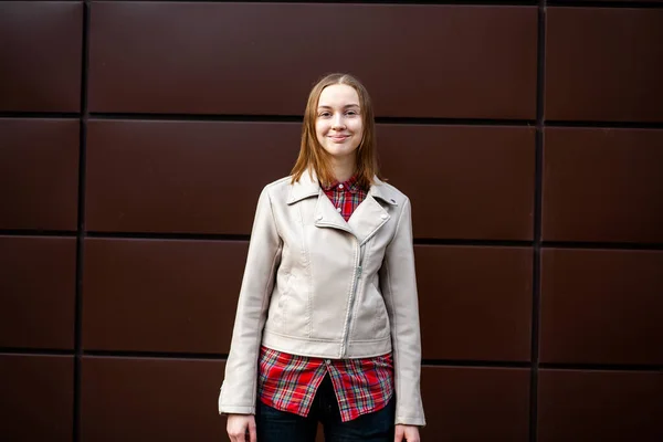 Emociones Feliz Adolescente Joven Chica Blanca Bastante Caucásica Chaqueta Jean — Foto de Stock