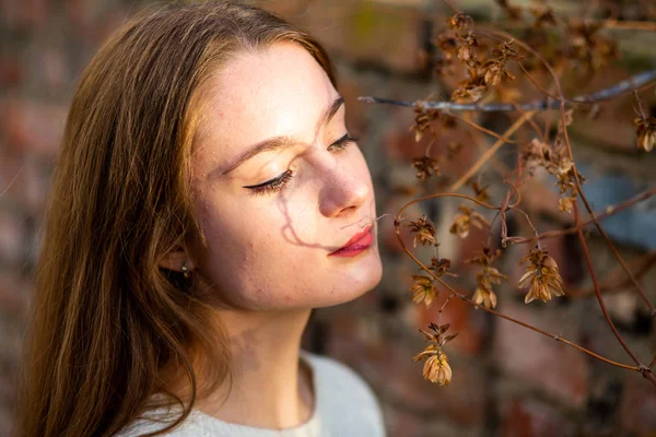 Modelo Otoño Joven Bastante Blanca Chica Adolescente Caucásica Con Problemas — Foto de Stock