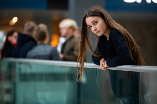 青少年 年轻漂亮的白俄罗斯少女 皮肤问题 在靠近栏杆的购物中心里 — 图库照片