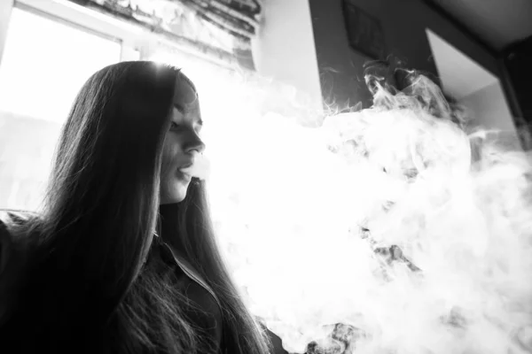 Vaping Tonåring Ung Söt Vit Flicka Röker Elektronisk Cigarett Mittemot — Stockfoto