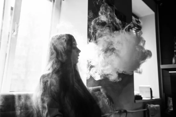 Vaping Genç Genç Güzel Beyaz Kız Vape Barda Pencerenin Karşısında — Stok fotoğraf