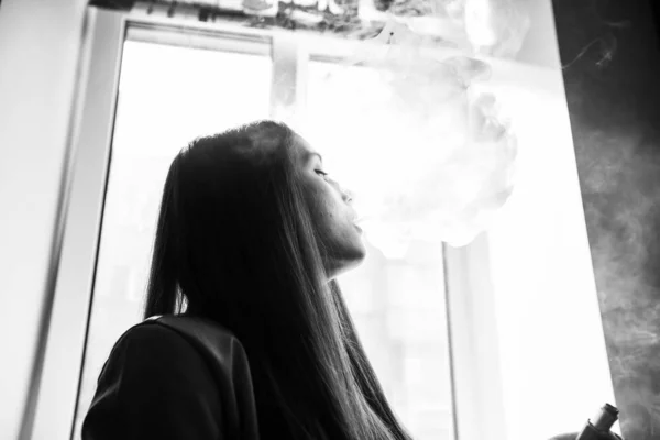 Adolescente Vacilante Rapariga Branca Bonita Fumando Cigarro Eletrônico Frente Janela — Fotografia de Stock