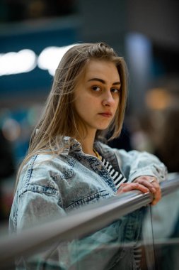 Ergen. Genç, beyaz, beyaz, uzun saçlı, sorunlu tenli ve uzun saçlı genç bir kız..