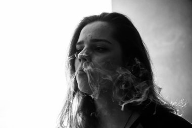 Sorunlu cildi olan Vape genç. Barda elektronik sigara içen genç sevimli kız portresi. Sağlık için zararlı kötü alışkanlık. Vaping aktivitesi. Siyah nad beyaz.