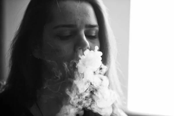Vape 바에서 담배를 피우는 귀여운 소녀의 초상화 건강에 해로운 Vaping — 스톡 사진