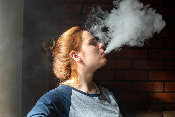 Vaping Teenager Problem Skin Portrét Mladé Roztomilé Dívky Kouřící Elektronickou — Stock fotografie