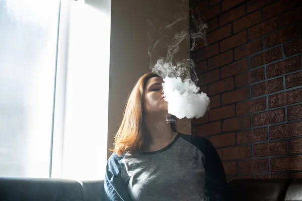 Подросток Проблемной Кожей Портрет Молодой Милой Девушки Курящей Электронную Сигарету — стоковое фото