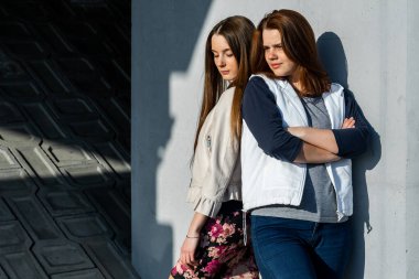 Biseksüel ilişki, yaz günü sokaklarda genç beyaz kızlar. Lezbiyen çift aşk hikayesi. Lgbt topluluğu.