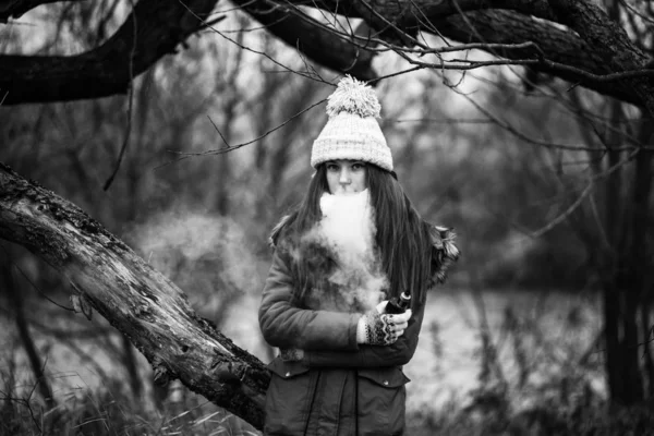 Άριστος Έφηβος Νεαρό Όμορφο Λευκό Κορίτσι Teage Casual Ρούχα Καπνίζει — Φωτογραφία Αρχείου