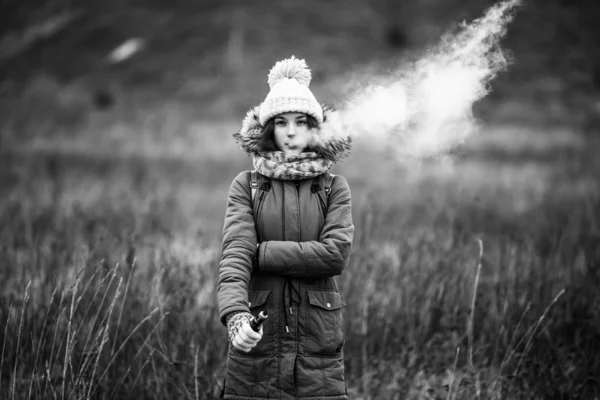 Adolescente Vacilante Jovem Linda Menina Teeage Branco Roupas Casuais Fuma — Fotografia de Stock