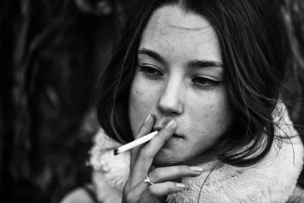 Ένας Έφηβος Που Καπνίζει Στην Πραγματική Ζωή Νεαρή Όμορφη Λευκή — Φωτογραφία Αρχείου
